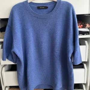 Blå kashmirtröja från Lisa Yang - Säljer en supermjuk och lyxig blå kashmirtröja från Lisa Yang. Perfekt för kyliga dagar med sin avslappnade passform och kortärmade design. Den har en ribbad kant vid halsen och nederkanten för extra stil. Passar både till vardags och lite finare tillfällen. 💙 nypris 4.500kr