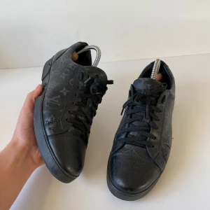 Louis Vuitton luxembourg skor - Mycket bra skick förutom flaws som finns på bilder. Änthetsbevis finns. Nypris 8000kr. Skriv vid övriga frågor🤝