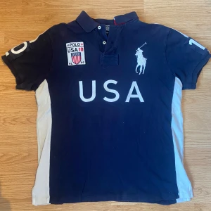 Ralph Lauren USA Polo / Pike - !skicka bud för snabb affär! Stilren Ralph Lauren usa piké, storlek L och i fint skick. Sedd på hackle. Skriv om ni undrar någonting 🎄📲💯