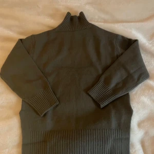 Grön stickad polotröja - Stickad polotröja från HM, aldrig använd pga fel storlek, lappar kvar.