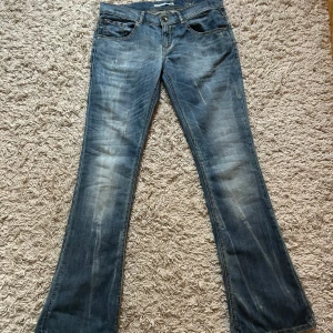 Lågmidjade bootcutjeans - Supersnygga lågmidjade bootcutjeans!! De är i toppskick och endast använda 2 gånger😇Midjemåttet tvärsöver är 40cm och innebenslängden är 86cm❣️