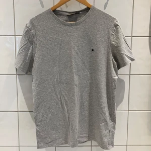 T-shirt från Morris i storlek M - En T-shirt från Morris i storlek M. Plagget är i nyskick och har i princip aldrig använts. Nypris: 599 kr, Mitt pris: 120 kr. T-shirten är köpt från  Boozt. 