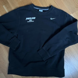 Vintage Nike sweatshirt  - Vintage Nike sweatshirt i användt skick så defekter kan förekomma (tex sprucket tryck och lite urtvättad) men annars i okej skick :)