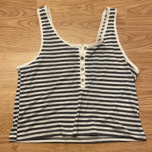 Randig topp - Finns säkert inte att köpa längre på Bikbok, haft den ganska länge. Inte använt så mycket. Fråga gärna frågor!