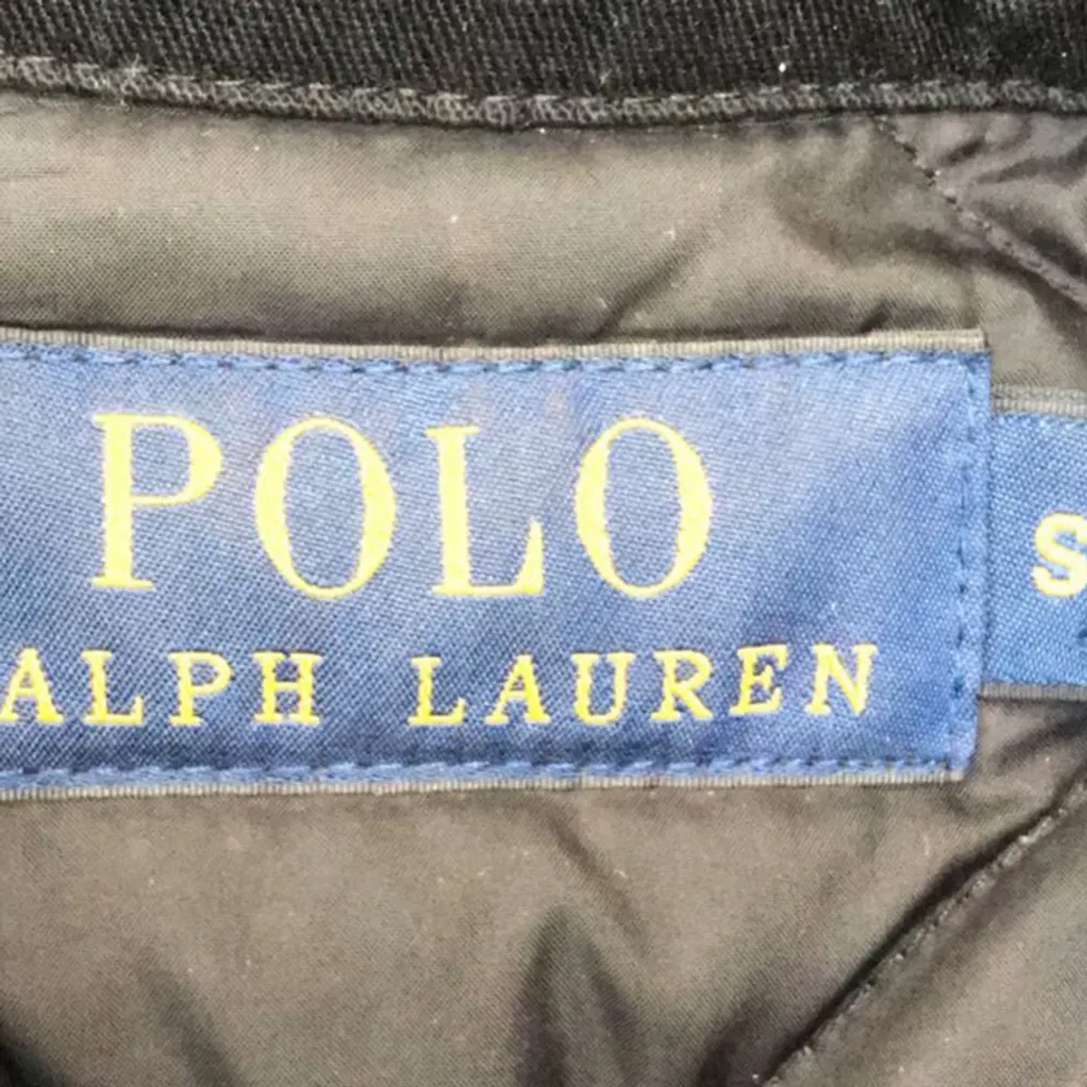 Säljer en väldigt sällsynt navy blå quiltad Field jacket/overshirt från Polo Ralph Lauren. Hör av er vid intresse!🙌🏻. Jackor.