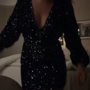Svart glittrig klänning - Jätte jätte fin glitter klänning, perfekt nu till nyår! Säljer då jag ska ha en annan. Helt oanvänd så i nyskick💖💖storlek m men passar både m och s då jag är en s.