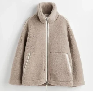 Teddyjacka HM - Mysig beige teddyjacka från H&M! Perfekt för kyliga höst- och vinterdagar. Jackan har stora fickor och en hög krage för extra värme. Superbekväm och trendig!