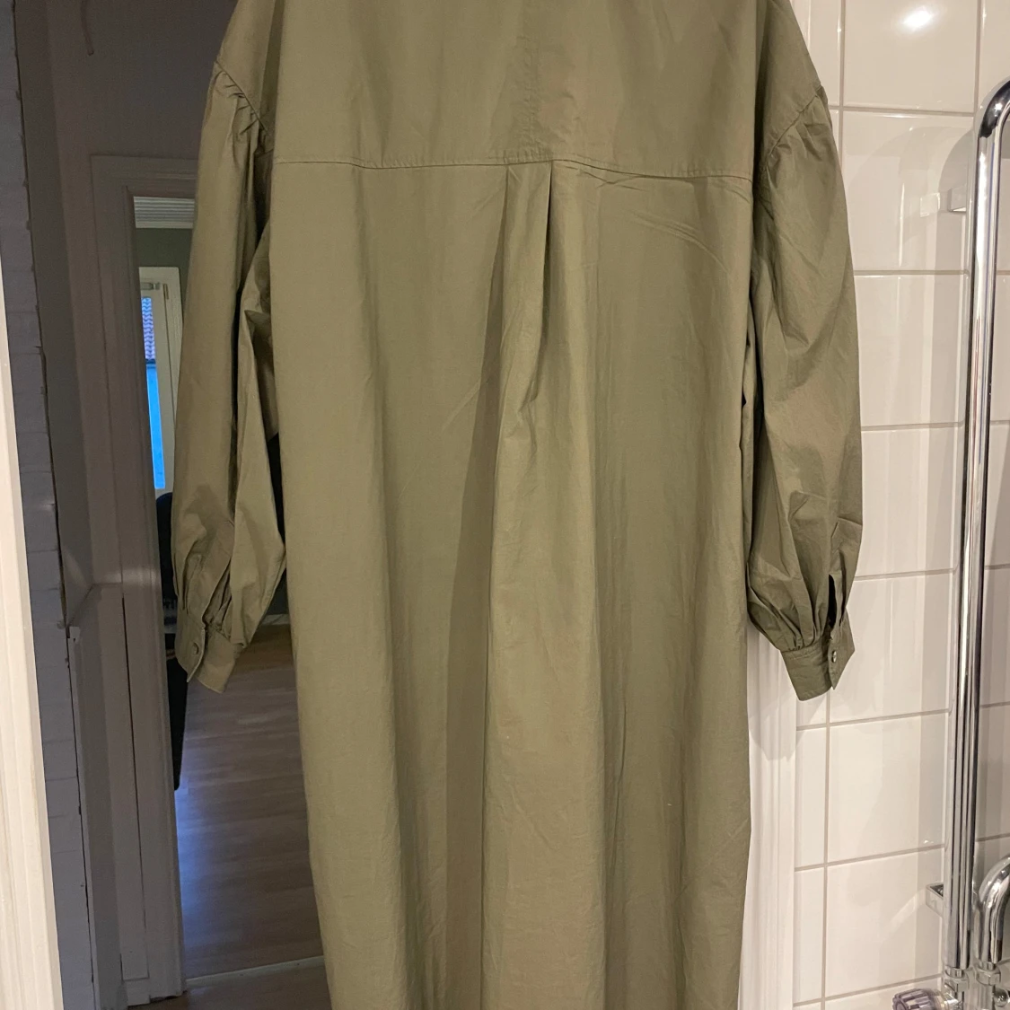 Olivgrön långklänning med knappar - 90