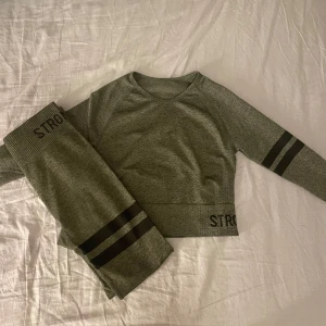 Grönt stronger sett - Jätte snyggt tränings sett från stronger😍Kan även sälja tröjan eller byxorna för sig💕