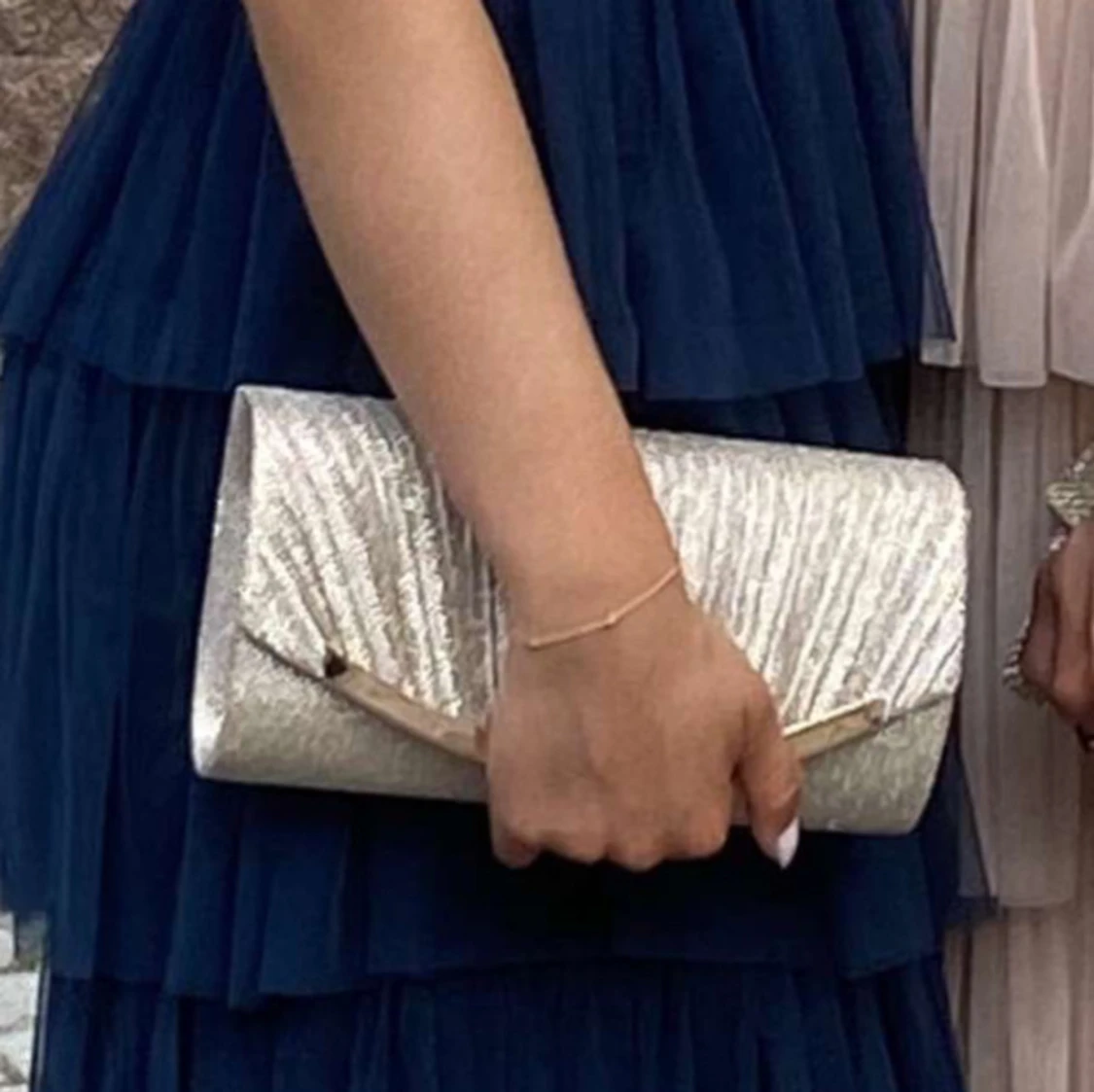 Glittrig kuvertväska