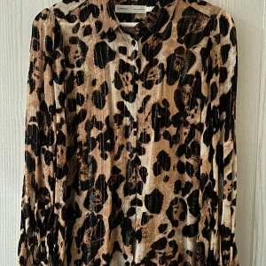 Leopardmönstrad blus från InWear - Säljer en supercool leopardmönstrad blus från InWear. Den har långa ärmar och knappar framtill. Perfekt för att sticka ut på festen eller bara för en vanlig dag när du vill känna dig extra snygg. Materialet känns lyxigt och mönstret är riktigt trendigt. 🐆✨