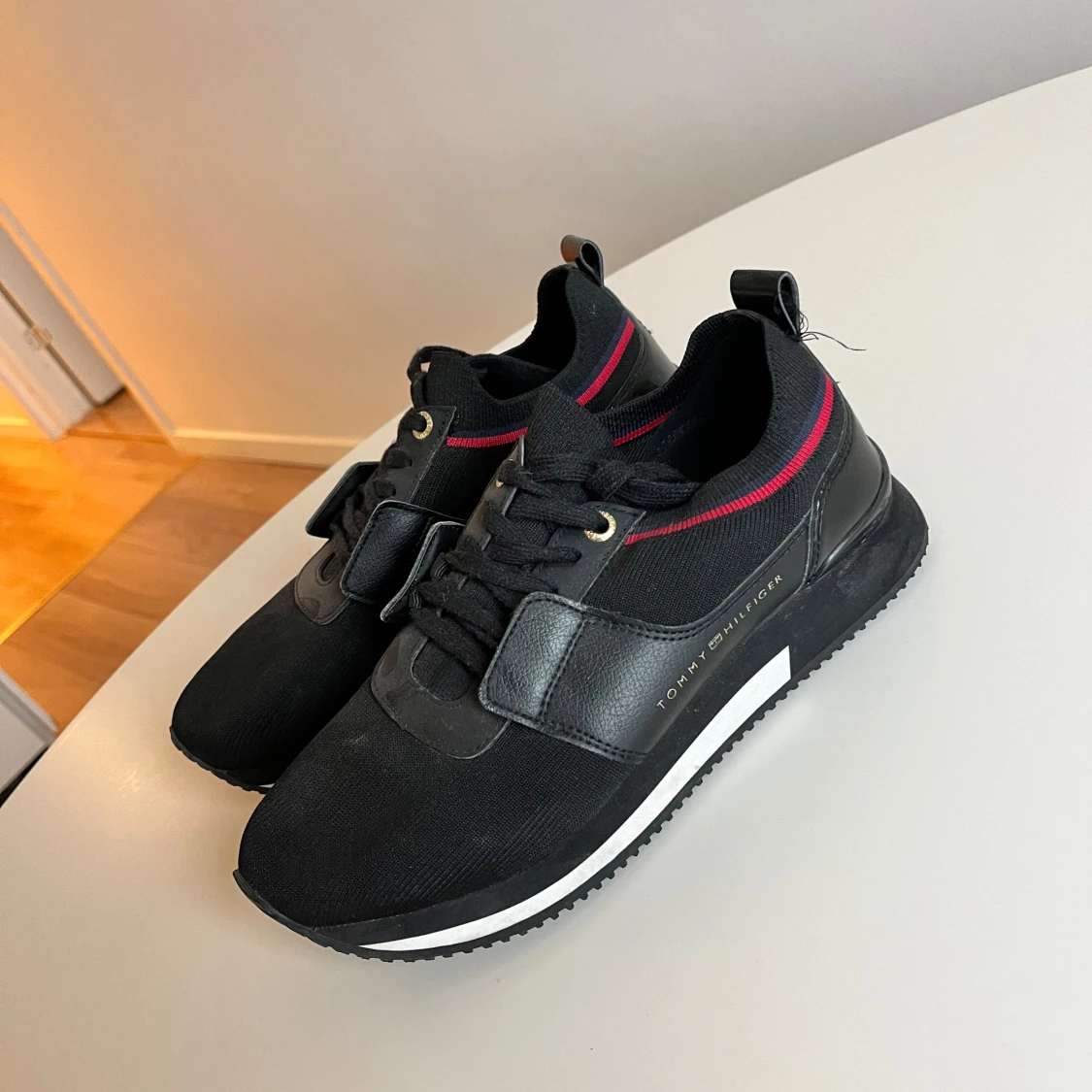 Svarta sneakers med röd detalj