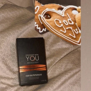 Stronger With You Absolutely från Emporio Armani - Säljer en elegant parfym, Stronger With You Absolutely från Emporio & Armani. Parfymen är klass!  Perfekt för den som vill ha en kraftfull och sofistikerad doft nu till den svenskajulen & nyår, och stå ut från de vanliga dofterna på marknaden, Perfekt julgåva🎅🍪Helt Ny!!!!
