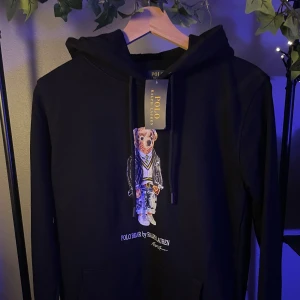 Polo bear hoodie - *HELT NY* Polo bear hoodie från Ralph lauren, tags kvar | Skick 10/10 (Helt ny) | Storlek S | Skriv vid minsta fråga😁