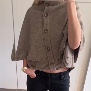 Beige stickad cape från Zara - Säljer en superfin populär beige stickad tröja från Zara. Inge defekter 💞