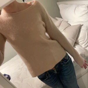 Beige tröja från SECOND FEMALE  - Säljer en supermysig beige tröja från second female. Tröjan har långa ärmar och en rund halsringning. Den är i storlek m men passar s också. 