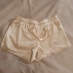 Beige shorts från Gina Tricot - Säljer ett par superbekväma beige shorts från Gina Tricot i storlek S. De är gjorda i supermjukt material och har en snörning i midjan för perfekt passform. Perfekta som loungewear, pyjamas eller bara för en casual look 🌟 
