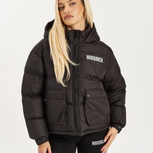 Svart pufferjacka från Hoodrich - Knappt använd hoodrich jacka i Xs funkar för killar och tjejer sitter mer som S men funkar för M   Nypris 1500