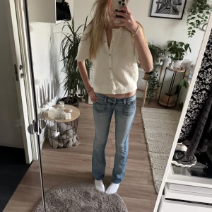Lågmidjade jeans  - Säljer ett par jätte snygga lågmidjade jeans, jeansen är löpande på insidan och på sidan men inget som märks av.