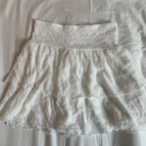 Vit spetskjol - Superfin vit kjol från H&M i storlek 170 men passar till XS och S. kjolen är i jättefint skick då jag aldrig hann ävända den. Super söt med spetsen och passar till allt💗