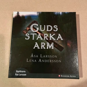 Guds starka arm - Säljer ljudbok 'Guds starka arm' av Åsa Larsson och Lena Andersson. Den är i CD-format och kommer i ett snyggt fodral. Perfekt för dig som gillar spännande kriminalhistorier. Uppläsare är Åsa Larsson själv. Perfekt för långa bilresor eller mysiga kvällar hemma.
