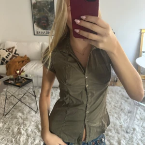 Militärgrön kostymtopp - Så snygg och sitter najs då den är figursydd 💕👌🏻Passar XS-S