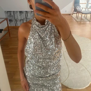 Glittrig klänning - Säljer min super fina glitter klänning från Gina, sålde slut förra året.😍Perfekt inför julen/nyår! Mjukt tyg på insidan som gör klänningen jätte bekväm och enkelt att dra i om du vill ha den lite längre eller kortare. Passar både XS/S!