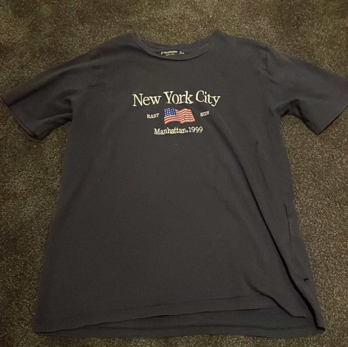 Marinblå t-shirt från Stradivarius