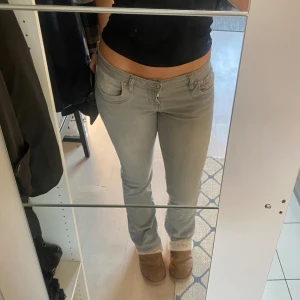 Grå jeans från LTB - Snygga lågmidjade ”valerie” bootcut jeans från Ltb! Helt slutsålda i alla storlekar! Nypris 949kr! Midjemått: 40cm rakt över. Gren: 21/22cm. Innerbenslängd: 86cm 