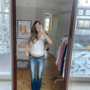 Lågmidjade jeans - Säljer dessa så snygga lågmidjade utsvängda jeansen från wrangler då de inte kommer till användning, jeansen är i mycket gott skick!💕💕