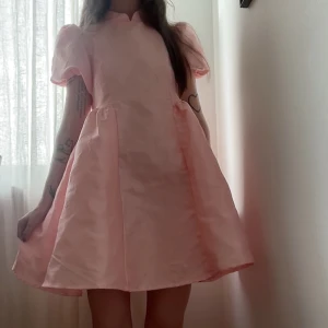 Sister Jane - Rosa klänning med puffärmar!  - Sister Jane, gulligaste rosa klänningen med korta puffärmar och en lätt utställd kjol. Materialet har en fin textur, den har till och med fickor! Storlek XS! I mycket fint skick! 🩷