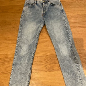 Jeanerica jeans i sjuk kvalité - Jeanerica jeans i helt galet bra kvalité. Köpte dem för 2000kr nya alltså ganska påkostade jeans. Glömt helt bort att jag hade dessa då jag växte ut dem för två år sen så säljer dem för endast 299kr.
