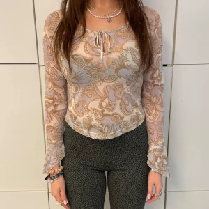 MÖNSTRAD MESHTOP  - Mönstrad meshtop med snörning! Så söt och perfekt till fest!! Tjejen på bilden är 175 cm lång och toppen är i storlek S😇 Hör av er vid frågor!! 