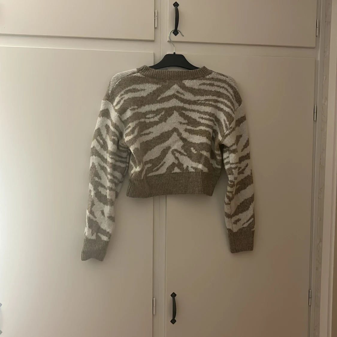 Beige och vit zebramönstrad tröja från SHEIN - 92