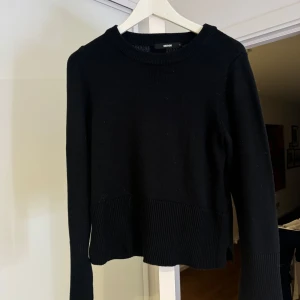 Stickad tröja  - Snygg tröja som passar till allt, har även en likadan i vit 