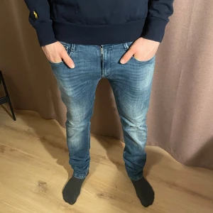 Replay anbass  - Säljer ett par replay jeans i modellen anbass! Storlek W33 L34! Hör gärna av dig om du har frågor!