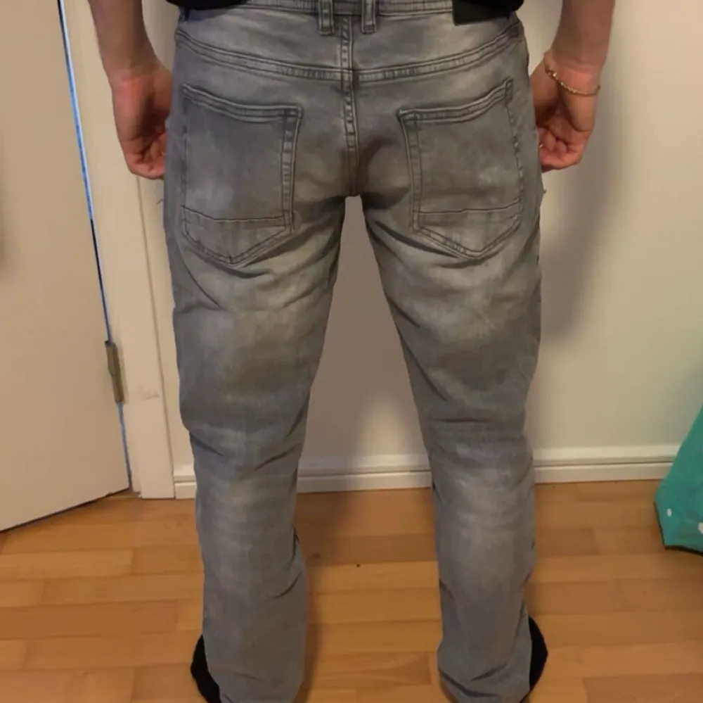 Säljer ett par grå jeans från SMOG Denim i storlek W29 L30. De har en snygg tvättad look med slitningar och slimfit passform. Hörav er vid funderingar. Ej öppet köp!. Jeans & Byxor.