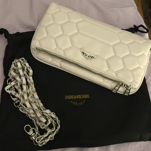 Vit väska från Zadig & Voltaire - Säljer en vit väska från Zadig & Voltaire. Väskan är aldrig använd och kommer med en dust bag. Hör av dig om du har några frågor.😊