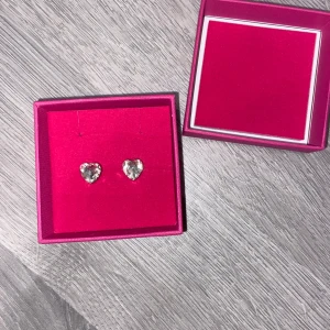 Silvriga hjärtformade örhängen - Osäker på vart de kommer ifrån, fina silvriga örhängen🥰