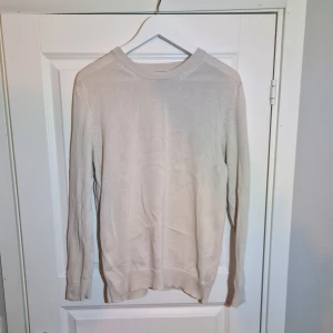 Beige tröja från Zara - Säljer en stilren beige tröja från Zara i storlek S. Den är långärmad och har en klassisk rund halsringning. Perfekt för både vardag och lite finare tillfällen. Materialet känns mjukt och bekvämt, vilket gör den idealisk för höst och vår.