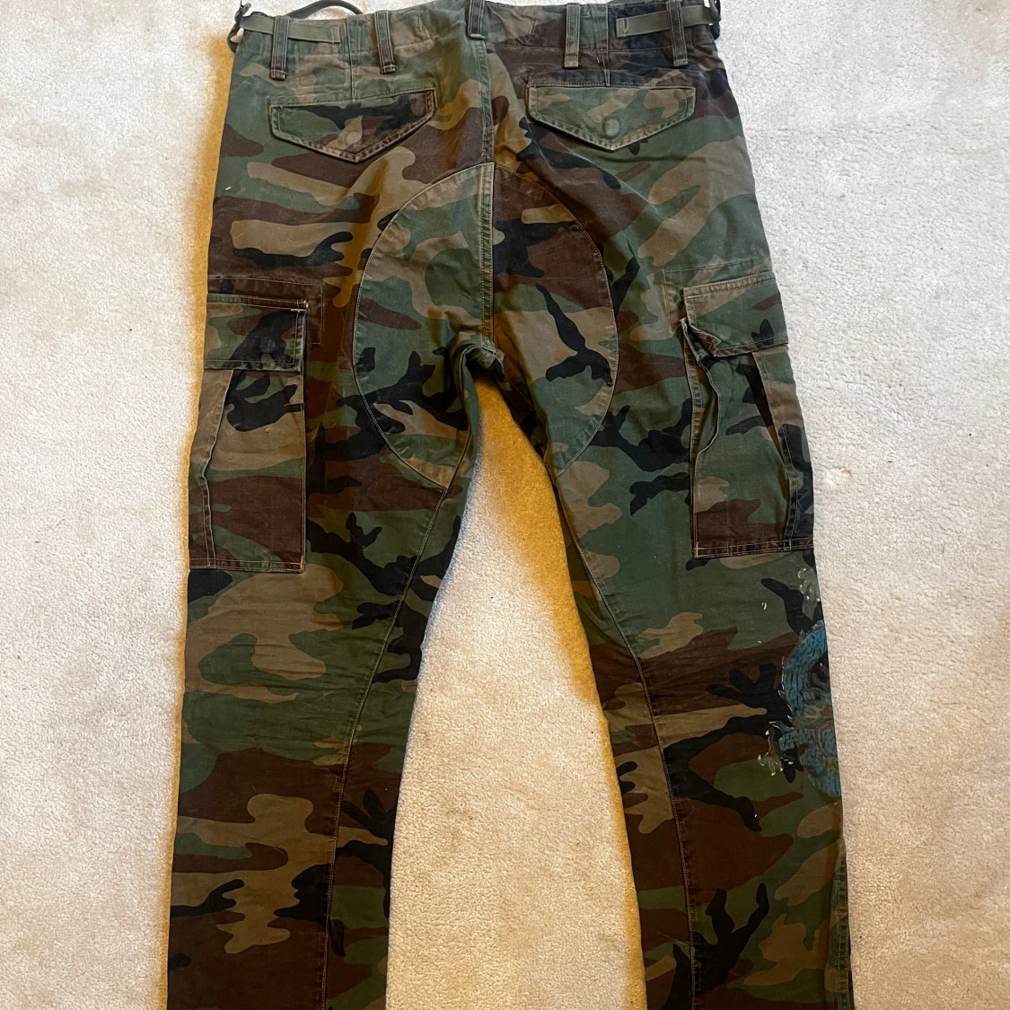 Camouflage cargobyxor med drakbroderi - 42