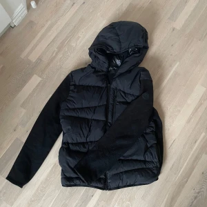 Moncler cardigan  - Säljer denna Moncler cardigan. Skick 9/10. Skriv vid övriga frågor eller fler bilder🤝
