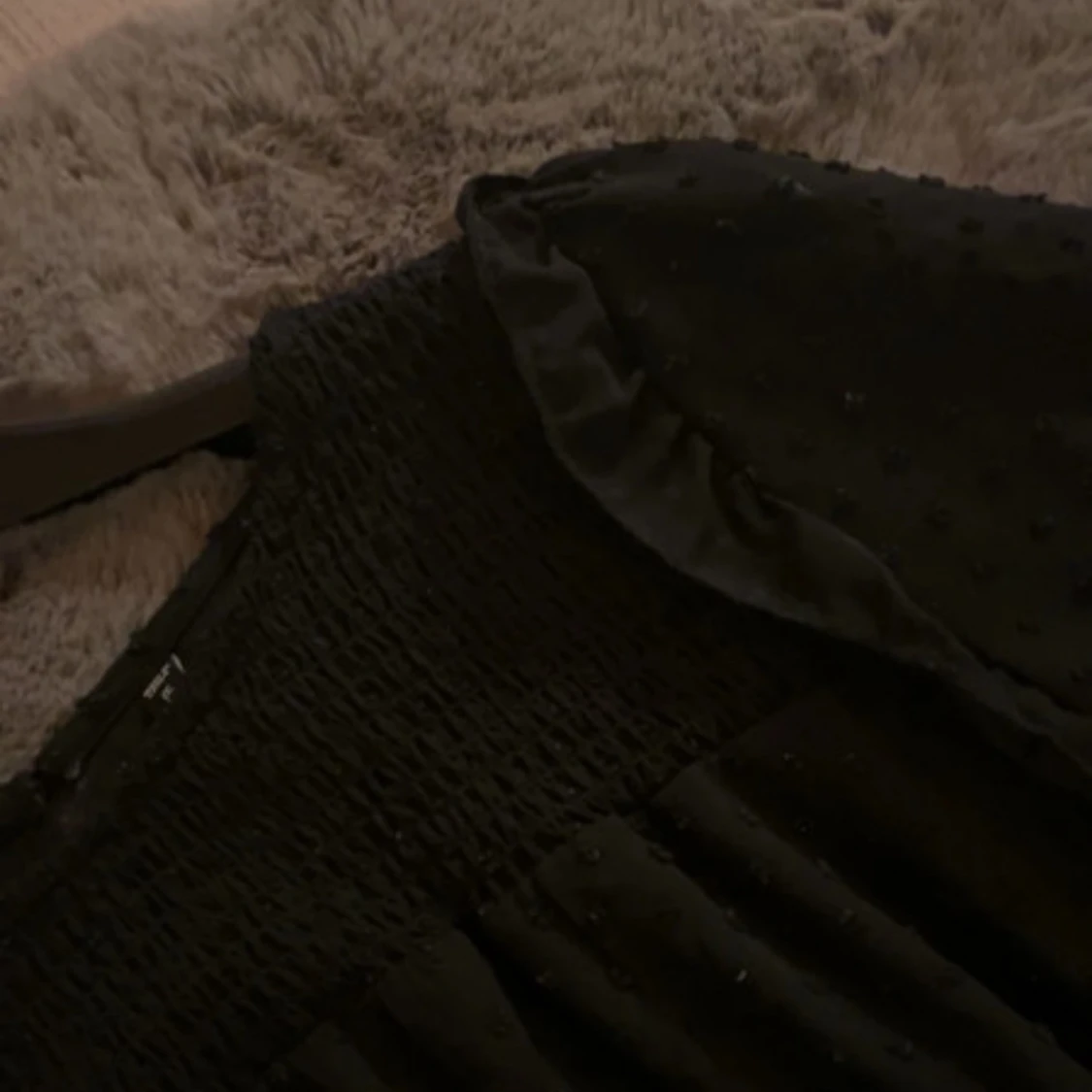 Svart blus med volangdetaljer - 91