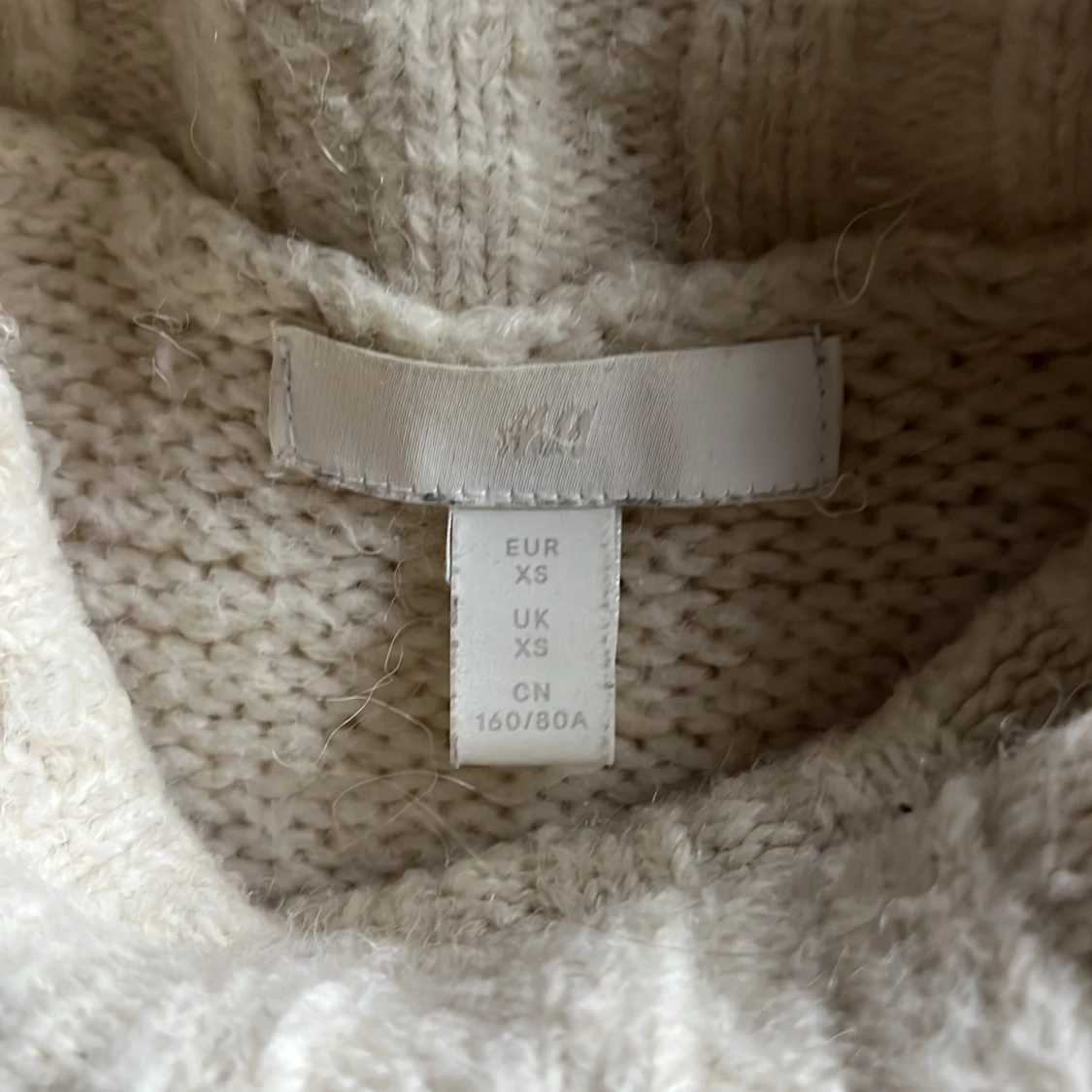 Vit stickad polotröja  - 92