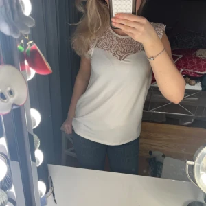 En vid söt topp ifrån Vero Moda  - Denna tröja är i bra skick, fin spets detalj och mycket skönt tyg🎀🩷