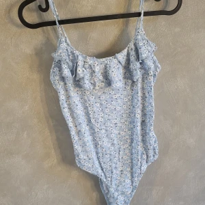 Blommig body från cropp - Sommrig och blomming body från cropp. Storlek S