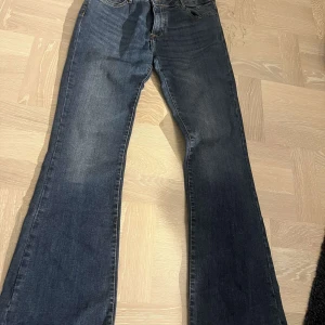 Blå bootcut jeans  - Säljer ett par snygga blå bootcut jeans, dom är i fint skick💕 midjemåttet är 76💕💕