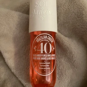 Sol de janerio  - Säljer denna bodymisten/parfym från sol de janerio i 40! Knappt använd skulle säga 80 ml kvar av 90!💞