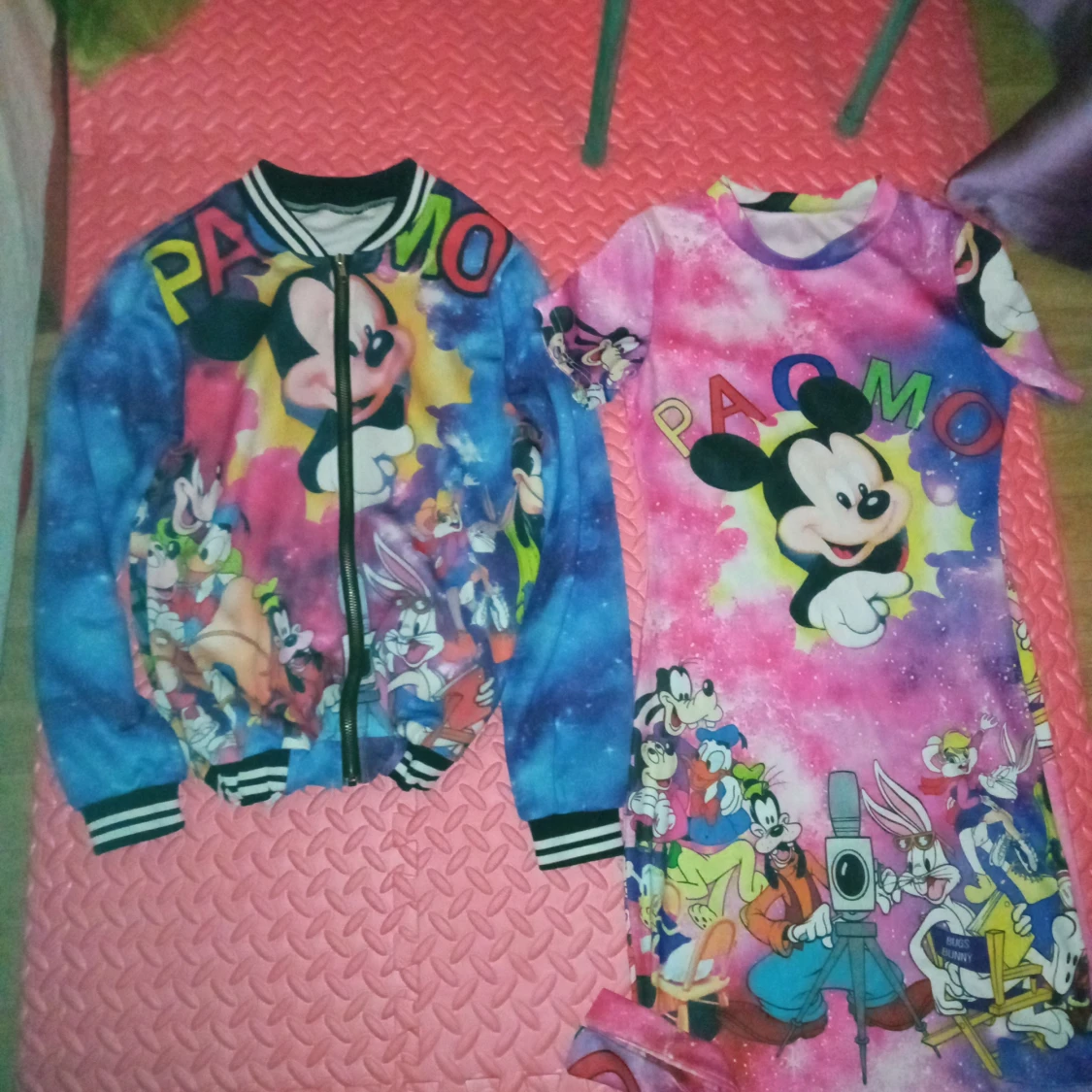 Färgglad bomberjacka med Disney-motiv