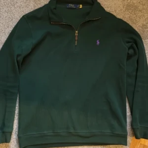 Half-zip från Polo Ralph Lauren - Mörk grön half-zip från Polo Ralph Lauren. Skick 10/10.